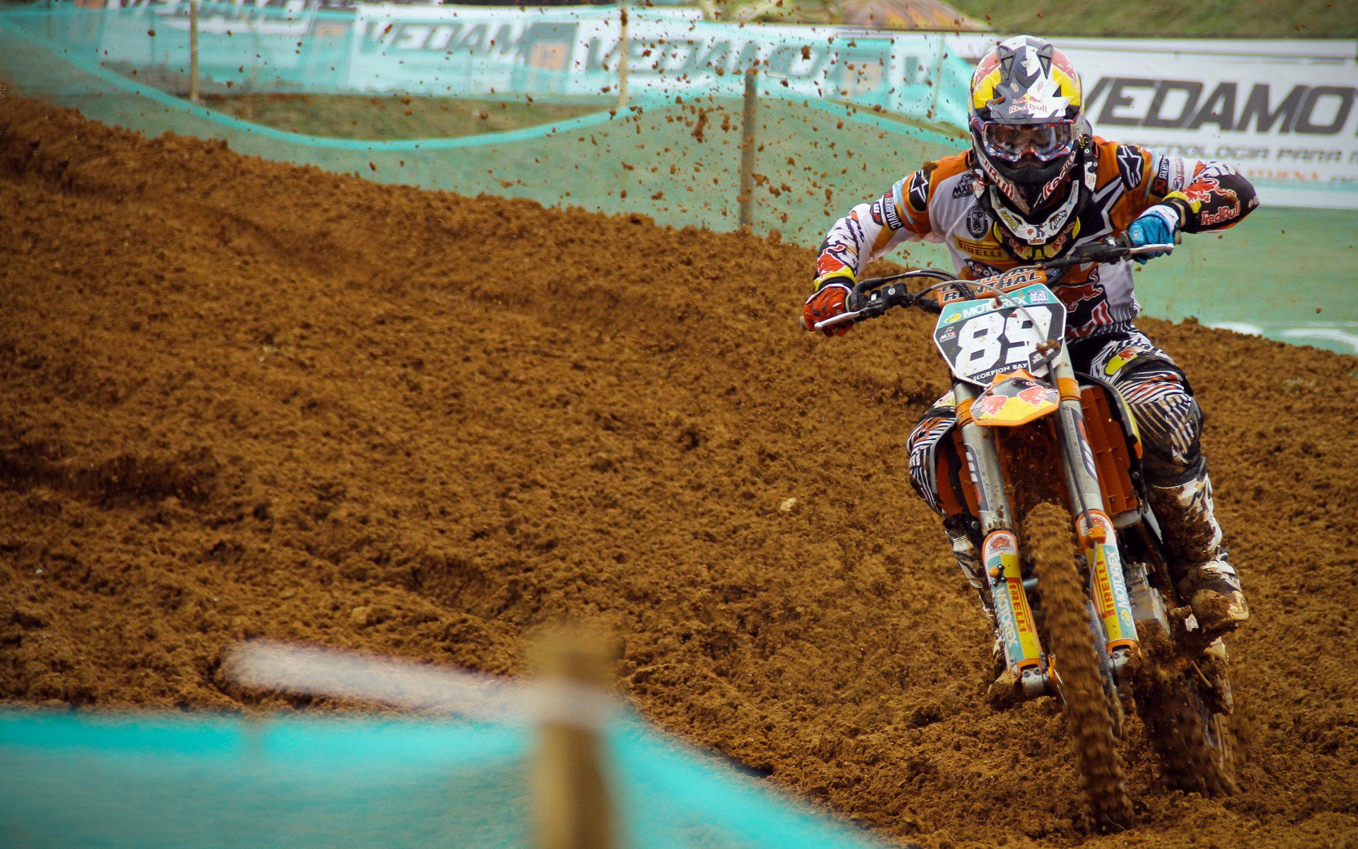 尼克斯编织防守绞索，米切尔化身季后赛导弹，当铁血防守遇见超级英雄