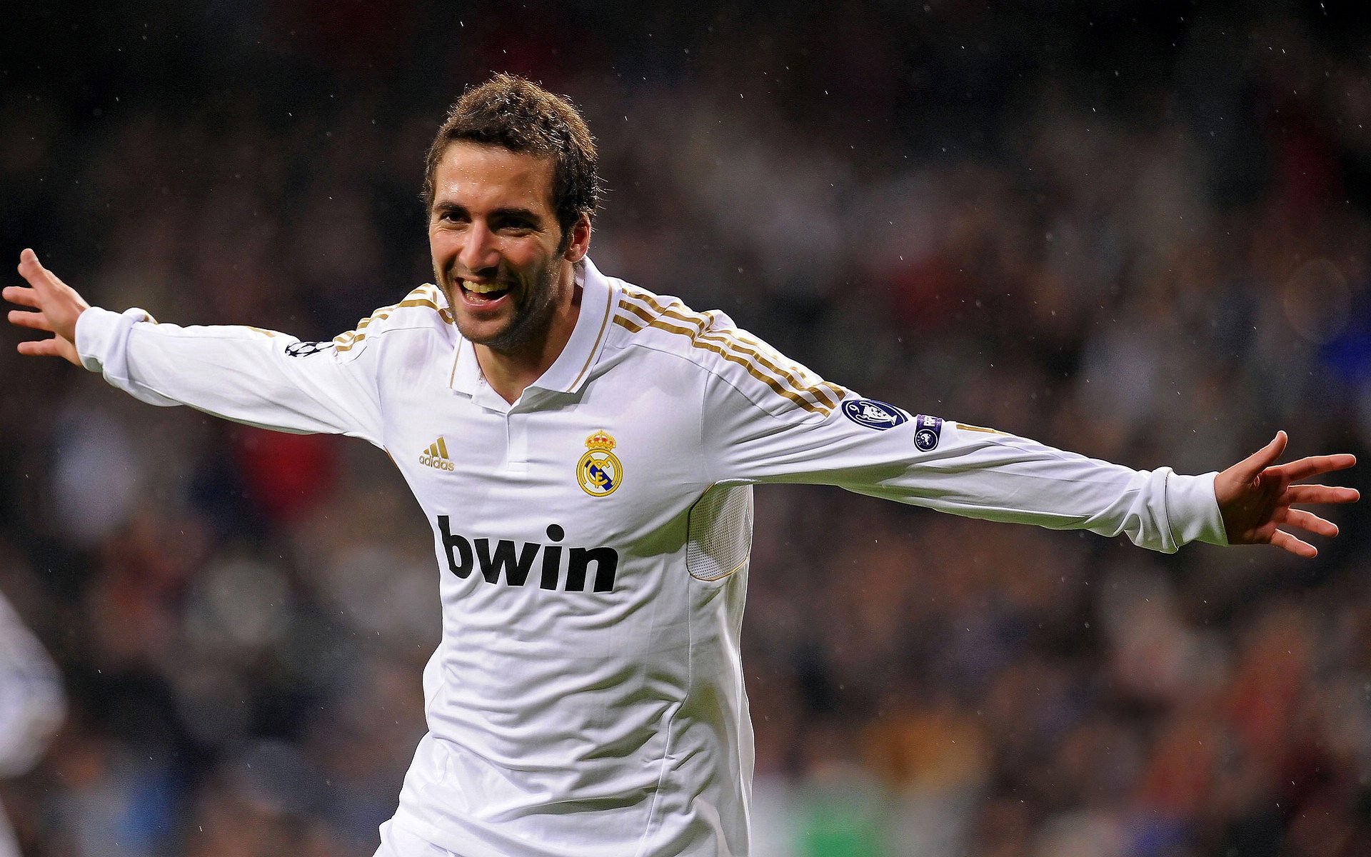 开云体育在线-年度焦点之战之夜，阿拉巴一人独秀，诠释足球场上的全能大师